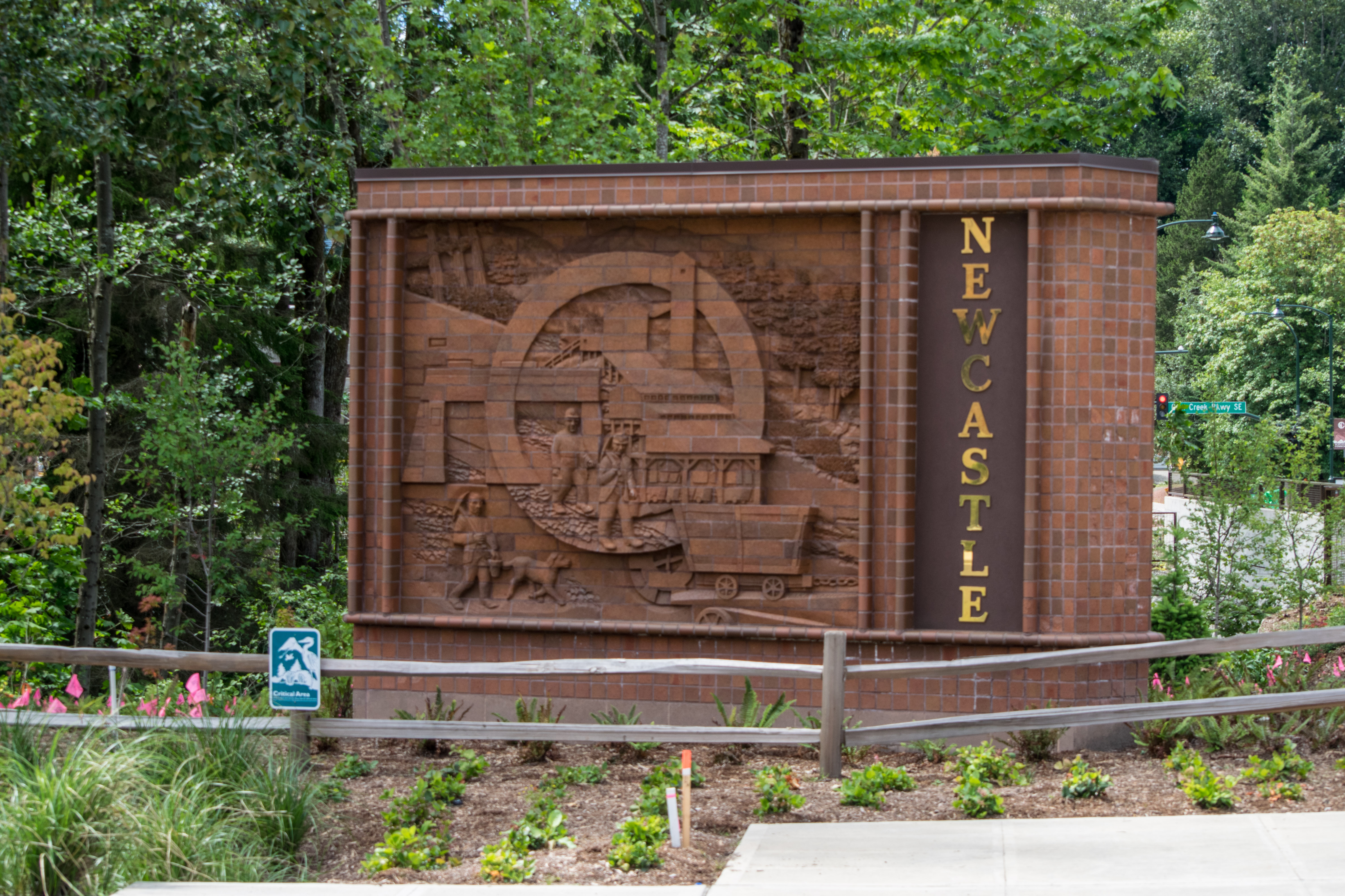 ../images/trails/thomas_rouse//07 Newcastle Monument on Commons Drive West of Trail.jpg